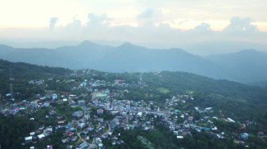 Aizawl şehrinin başkenti mizoram 'ın havadan görünüşü Süleyman' ın tapınağı yakınlarındaki evlerin ve Aizawl, Mizoram, Hindistan ve Asya 'daki tepelerin üzerindeki binaların görüntüsü.