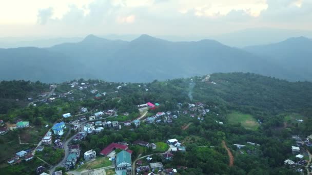 Aizawl城首府米佐拉姆的空中景观 靠近Aizawl的所罗门神庙 俯瞰印度米佐拉姆的房子和山上的建筑 — 图库视频影像