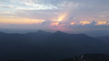 Mizoram Hindistan 'daki Reiek köyünü çevreleyen yeşil tepelerin hava manzarası..