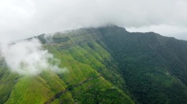 Hindistan 'ın mizoram eyaletindeki Aizawl şehrinin yakınlarındaki Reiek' in güzel dağlarının havadan görünüşü..