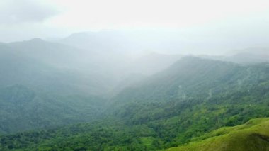 Hindistan 'ın mizoram eyaletindeki Aizawl şehrinin yakınlarındaki Reiek' in güzel dağlarının havadan görünüşü..
