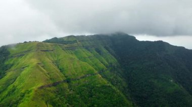 Hindistan 'ın mizoram eyaletindeki Aizawl şehrinin yakınlarındaki Reiek' in güzel dağlarının havadan görünüşü..