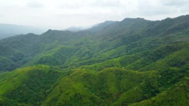 Hindistan 'ın mizoram eyaletindeki Aizawl şehrinin yakınlarındaki batı phaileng' in güzel dağlarının hava manzarası..