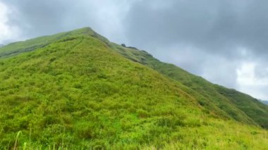Hindistan 'ın mizoram eyaletinde Aizawl şehrinin yakınlarındaki Reiek' in güzel dağları.