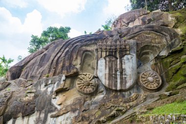 Unakoti, dokuzuncu yüzyıldan kalma bas yardım yapılarının bir Hindu arkeolojik alanı. Hindistan 'ın Tripura eyaletindeki turizm beldesini ziyaret etmek zorundadır..