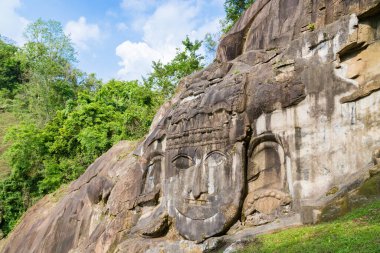 Unakoti, dokuzuncu yüzyıldan kalma bas yardım yapılarının bir Hindu arkeolojik alanı. Hindistan 'ın Tripura eyaletindeki turizm beldesini ziyaret etmek zorundadır..