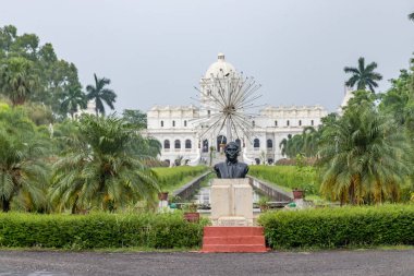 Agartala, tripura, Hindistan 26 Mayıs 2022. Ujayanta Sarayı, günümüzde Hindistan 'ın Tripura eyaletinin başkenti olan agartala' daki Tripura Krallığı 'nın bir müzesidir..