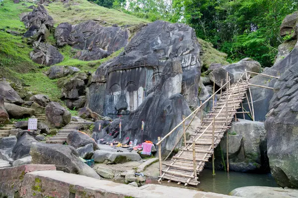 Unakoti, dokuzuncu yüzyıldan kalma bas yardım yapılarının bir Hindu arkeolojik alanı. Hindistan 'ın Tripura eyaletindeki turizm beldesini ziyaret etmek zorundadır..