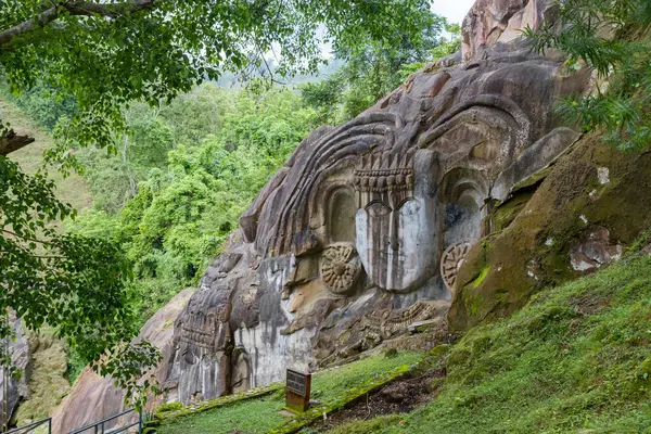 Unakoti, dokuzuncu yüzyıldan kalma bas yardım yapılarının bir Hindu arkeolojik alanı. Hindistan 'ın Tripura eyaletindeki turizm beldesini ziyaret etmek zorundadır..