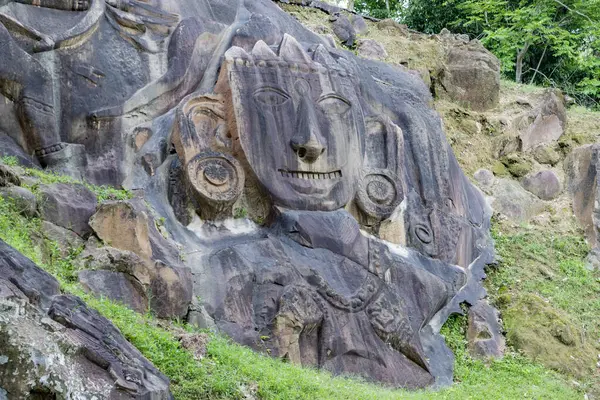 Unakoti, dokuzuncu yüzyıldan kalma bas yardım yapılarının bir Hindu arkeolojik alanı. Hindistan 'ın Tripura eyaletindeki turizm beldesini ziyaret etmek zorundadır..