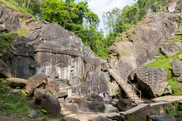 Unakoti, dokuzuncu yüzyıldan kalma bas yardım yapılarının bir Hindu arkeolojik alanı. Hindistan 'ın Tripura eyaletindeki turizm beldesini ziyaret etmek zorundadır..