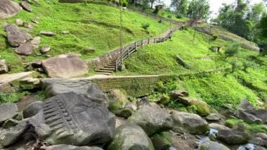 Unakoti, dokuzuncu yüzyıldan kalma bas yardım yapılarının bir Hindu arkeolojik alanı. Hindistan 'ın Tripura eyaletindeki turizm beldesini ziyaret etmek zorundadır..