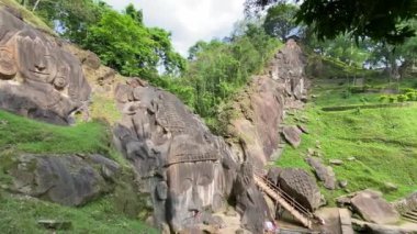 Unakoti, dokuzuncu yüzyıldan kalma bas yardım yapılarının bir Hindu arkeolojik alanı. Hindistan 'ın Tripura eyaletindeki turizm beldesini ziyaret etmek zorundadır..
