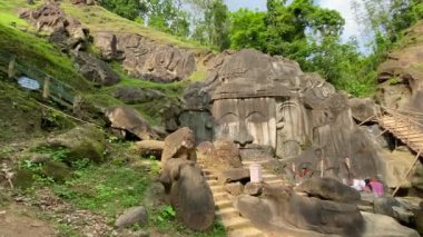 Unakoti, dokuzuncu yüzyıldan kalma bas yardım yapılarının bir Hindu arkeolojik alanı. Hindistan 'ın Tripura eyaletindeki turizm beldesini ziyaret etmek zorundadır..