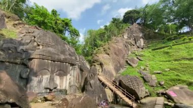 Unakoti, dokuzuncu yüzyıldan kalma bas yardım yapılarının bir Hindu arkeolojik alanı. Hindistan 'ın Tripura eyaletindeki turizm beldesini ziyaret etmek zorundadır..