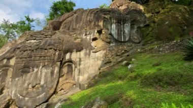 Unakoti, dokuzuncu yüzyıldan kalma bas yardım yapılarının bir Hindu arkeolojik alanı. Hindistan 'ın Tripura eyaletindeki turizm beldesini ziyaret etmek zorundadır..