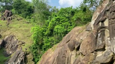 Unakoti, dokuzuncu yüzyıldan kalma bas yardım yapılarının bir Hindu arkeolojik alanı. Hindistan 'ın Tripura eyaletindeki turizm beldesini ziyaret etmek zorundadır..