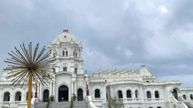 Agartala, tripura, Hindistan 26 Mayıs 2022. Ujayanta Sarayı, günümüzde Hindistan 'ın Tripura eyaletinin başkenti olan agartala' daki Tripura Krallığı 'nın bir müzesidir..