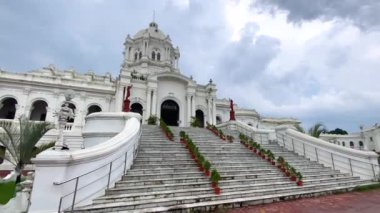 Agartala, tripura, Hindistan 26 Mayıs 2022. Ujayanta Sarayı, günümüzde Hindistan 'ın Tripura eyaletinin başkenti olan agartala' daki Tripura Krallığı 'nın bir müzesidir..