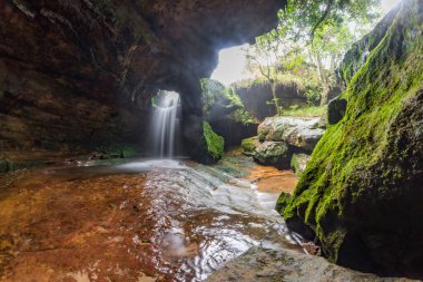 Sum syiem Şelalesi Laitmawsiang Village Meghalaya, Hindistan 'daki mağara bahçesinin yanındaki mağara şelalesine düştü..