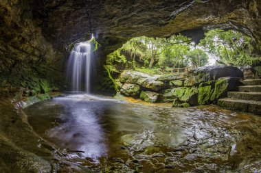 Sum syiem Şelalesi Laitmawsiang Village Meghalaya, Hindistan 'daki mağara bahçesinin yanındaki mağara şelalesine düştü..