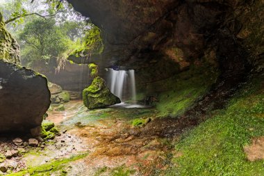 Sum syiem Şelalesi Laitmawsiang Village Meghalaya, Hindistan 'daki mağara bahçesinin yanındaki mağara şelalesine düştü..
