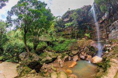 Riat umlwai Şelalesi, Hindistan 'daki Cherrapunjee, Meghalaya Hindistan' daki mağara bahçesindeki en uzun şelaledir..