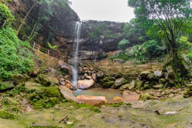 Riat umlwai Şelalesi, Hindistan 'daki Cherrapunjee, Meghalaya Hindistan' daki mağara bahçesindeki en uzun şelaledir..