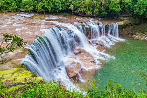Mawsawa Şelalesi Doğu Khasi tepelerindeki Cherrapunji 'de yer almaktadır..
