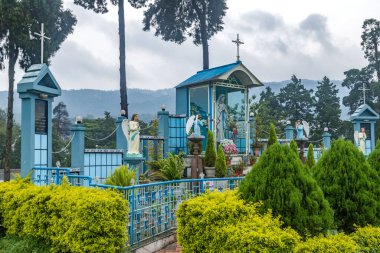 Katedral Katolik Kilisesi, Hristiyanlara yardım eden Meryem Katedrali olarak da bilinir, Hindistan 'da Shillong meghalaya' nın kalbinde yer alan güzel bir türbedir.