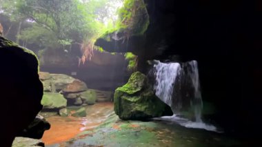 Sum syiem Şelalesi Laitmawsiang Village Meghalaya, Hindistan 'daki mağara bahçesinin yanındaki mağara şelalesine düştü..