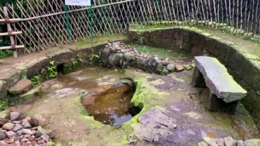 Doğal herat şekilli kaya, Hindistan 'da Cherrapunjee' deki mağara parkında U mawdonud adlı bir mağaranın içinde bulunur..