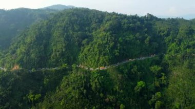 Hindistan 'daki Meghalaya Ormanı ve Sonapur Nehri' nin havadan görünüşü. Meghalaya Hindistan 'daki güzel kuliang dağı..