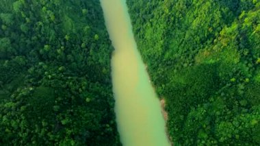Hindistan 'daki Meghalaya Ormanı ve Sonapur Nehri' nin havadan görünüşü. Meghalaya Hindistan 'daki güzel kuliang dağı..