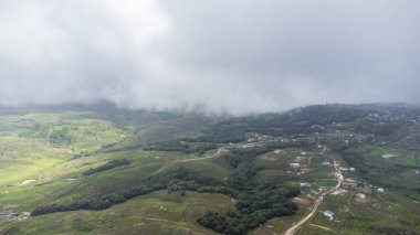 Hindistan 'daki Meghalaya Laitryngew köyünün havadan görünüşü. Hindistan 'ın doğusundaki Khasi tepelerinin güzel dağı..