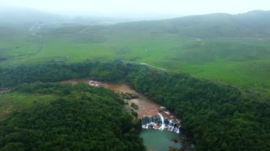 Çerrapunjee, Meghalaya Hindistan 'ın doğu khasi tepelerindeki Cherrapunji' ye düşen mawsawa hava manzarası.