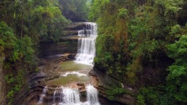 Wei Sawdong 'un megahalaya cherrapunji' ye düşüşünün güzel hava manzarası. Hindistan 'ın en iyi turistik merkezi Cherrapunji meghalaya' dır..