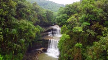 Wei Sawdong 'un megahalaya cherrapunji' ye düşüşünün güzel hava manzarası. Hindistan 'ın en iyi turistik merkezi Cherrapunji meghalaya' dır..