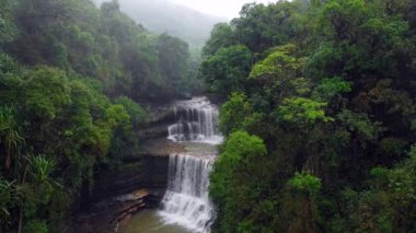 Wei Sawdong 'un megahalaya cherrapunji' ye düşüşünün güzel hava manzarası. Hindistan 'ın en iyi turistik merkezi Cherrapunji meghalaya' dır..