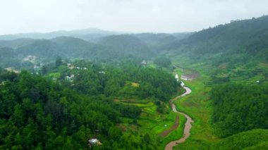 Hindistan 'daki Meghalaya Mylliem köyünün havadan görünüşü. Meghalaya Hindistan 'daki doğu Khasi tepelerinin güzel manzarası..