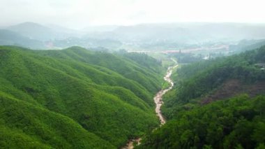 Hindistan 'daki Meghalaya Mylliem köyünün havadan görünüşü. Meghalaya Hindistan 'daki doğu Khasi tepelerinin güzel manzarası..