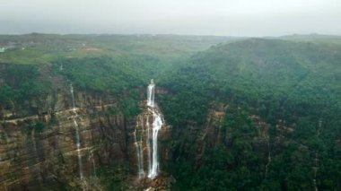 Megahalaya Cherrapunji 'deki wah-kaba Şelaleleri' nin havadan görünüşü. Hindistan 'daki Cherrapunji' de Meghalaya Şelaleleri 'nin güzelliği..