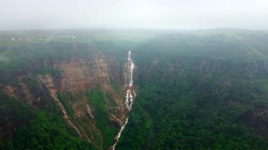 Megahalaya Cherrapunji 'deki wah-kaba Şelaleleri' nin havadan görünüşü. Hindistan 'daki Cherrapunji' de Meghalaya Şelaleleri 'nin güzelliği..