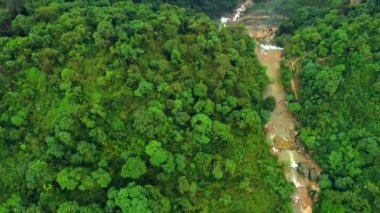 Megahalaya Cherrapunji 'deki wah-kaba Şelaleleri' nin havadan görünüşü. Hindistan 'daki Cherrapunji' de Meghalaya Şelaleleri 'nin güzelliği..