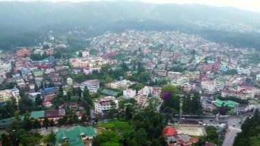 Şillong şehrinin havadan görünüşü Hindistan 'ın kuzeydoğusunda ve Hindistan' ın Meghalaya eyaletinin başkenti olan bir tepe istasyonudur..