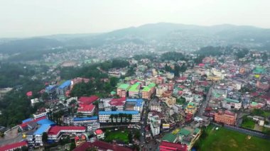 Şillong şehrinin havadan görünüşü Hindistan 'ın kuzeydoğusunda ve Hindistan' ın Meghalaya eyaletinin başkenti olan bir tepe istasyonudur..