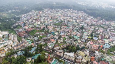 Şillong şehrinin havadan görünüşü Hindistan 'ın kuzeydoğusunda ve Hindistan' ın Meghalaya eyaletinin başkenti olan bir tepe istasyonudur..