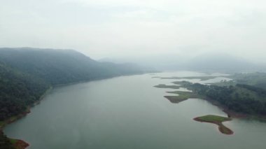 Umiam Gölü 'nün sisli dağlı sakin mavi suyunun havadan görünüşü Umiam Gölü Shillong Meghalaya Hindistan' da çekilir. Doğanın nefes kesici güzelliğini gösteriyor..