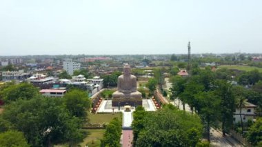  Hindistan 'ın bihar eyaleti Bodh Gaya' daki mahabodhi tapınağı yakınlarındaki Büyük Buda heykelinin havadan görünüşü