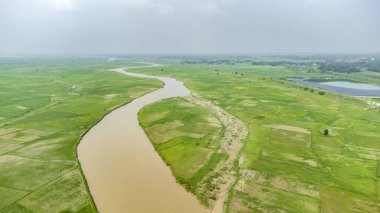  Sariagarh 'da koshi nehrinin yanındaki doğu koridoru karayolunun hava manzarası. Hindistan, Bihar' da kırsal alanda çalışan bir otobüs kamyonuyla otoyol manzarası..